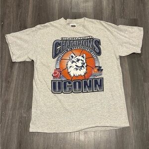 Vintage 1999 NCAA National Champions University Of Connecticut Huskies Tshirt XL